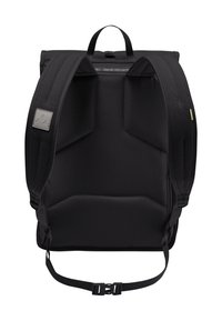 Schwarzer Rucksack mit gepolstertem Rücken und Schultergurten. Verfügt über einen verstellbaren Schnallenriemen und ein strukturiertes Material. Einfaches, elegantes Design.