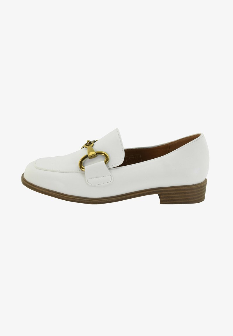 Witte leren loafers met een gouden hardwareaccent, ronde neus en een lage blokhak. Glad afwerking met stiksels rondom de randen.