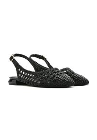 Scarpe slingback nere intrecciate, con punta affusolata, tacco basso e cinturino alla caviglia regolabile con fibbia metallica.