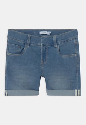Blå denim børneshorts med op rullede kanter, forlommer, bæltestropper og en delvist synlig mærkeetiket indeni linningen.