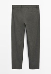 Mørkegrå bukser med stikstriber, slim fit, lige ben, to baglommer og en talje med bæltestropper.