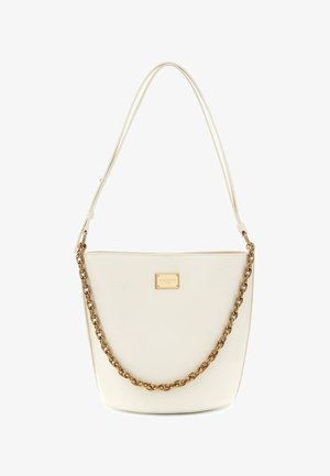 Kremowa skórzana torba na ramię z złotym łańcuszkiem jako detalem oraz prostokątną złotą plakietką z logo umieszczoną na środku z przodu.