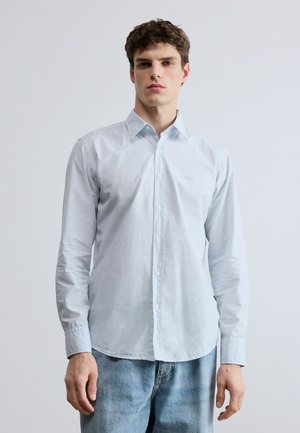 Camicia a maniche lunghe color azzurro chiaro con colletto abbottonato, realizzata in tessuto liscio, con un logo discreto sul petto e polsini con bottoni.