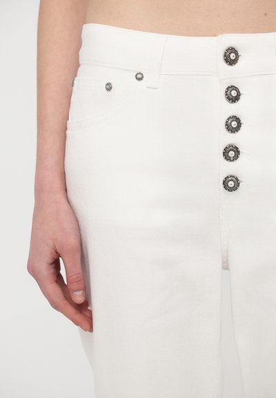 Pantaloni in denim bianco con gamba dritta, caratterizzati da una vita alta e chiusura con bottone metallico decorativo davanti. Tessuto testurizzato.