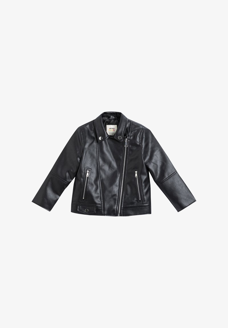 Schwarze Kunstleder-Bikerjacke mit einem Reverskragen, asymmetrischem Reißverschluss und zwei vorderen Reißverschlusstaschen. Sie verfügt über eine glatte Textur und eine cropped Passform.