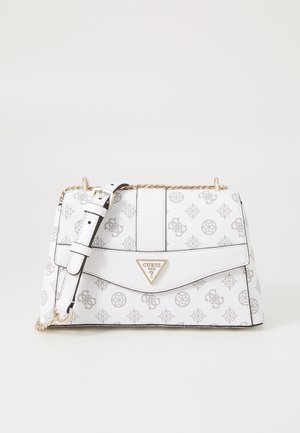 Sac à main blanc avec un motif de logo en relief, accessoires en or, bandoulière en chaîne et une forme structurée. Il comporte un rabat avant et une bandoulière ajustable.