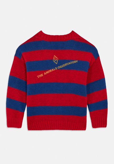 Κόκκινο και μπλε πουλόβερ από μαλλί με φαρδιές οριζόντιες ρίγες, με ριμπ μανσέτες και τελείωμα, διακοσμημένο με κεντημένο χρυσό κείμενο και λογότυπο στο μπροστινό μέρος.