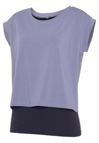 Helles lila Kurzarmoberteil mit rundem Ausschnitt, schichtweise über einem dunkleren Marineblau-Boden. Weicher Stoff mit glatter Textur.