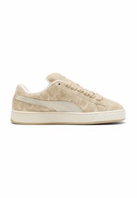 Beige szamu bőrsportcipők texturált felülettel, kerek orral, fűzős kialakítással és fehér gumitalppal, amely mintázott futófelülettel rendelkezik.