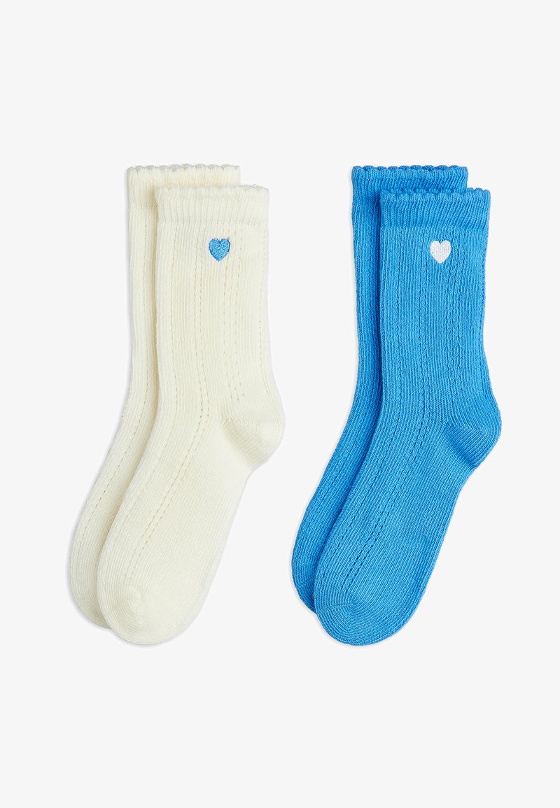 Calcetines de algodón en blanco crema y azul, con textura acanalada y un pequeño diseño de corazón cerca de la parte superior en azul y blanco contrastantes.