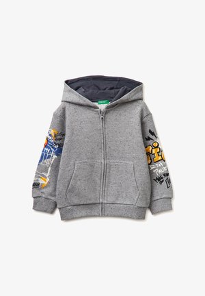 Sudadera gris con cremallera y capucha, bolsillo frontal tipo canguro y texto gráfico colorido junto con diseños en ambas mangas.