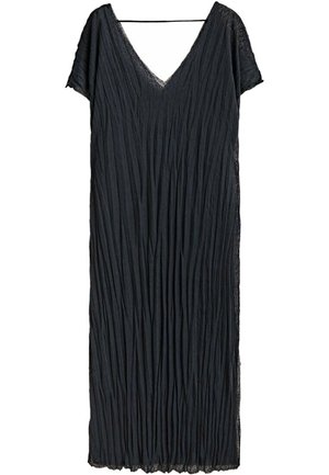 Robe midi plissée noire à manches courtes et encolure en V, suspendue sur un cintre fin contre un fond blanc.