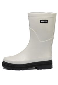 Botte de pluie en caoutchouc blanche avec un bout rond, semelle texturée noire et logo en relief. Présente une surface lisse et une légère courbure dans le design.