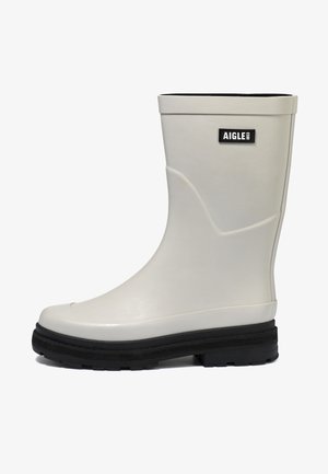 Witte rubberen regenlaars met een ronde neus, zwarte gestructureerde zool en een geëmbossed logo. Heeft een gladde oppervlakte en een lichte curve in het ontwerp.