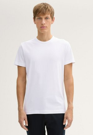 Weißes Rundhals-T-Shirt aus glattem Baumwollstoff, mit kurzen Ärmeln und einem sauberen, minimalistischen Design. Keine Muster oder sichtbaren Logos.