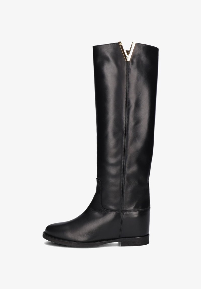 Zwarte leren kniehoge laarzen met een gladde textuur, voorzien van een kenmerkende gouden V-vormige accent aan de bovenkant. Slank en getailleerd ontwerp.