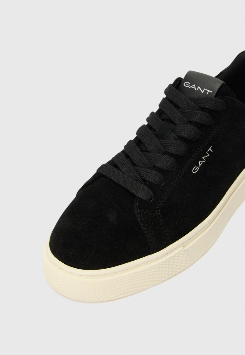 Schwarze Wildledersneaker mit einem Schnürdesign, kontrastierender cremefarbener Gummisohle und "GANT"-Logo auf der Zunge. Strukturiertes Obermaterial und klare Silhouette.