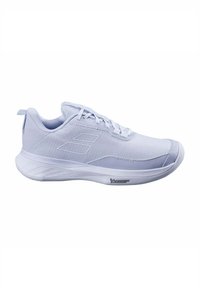 Zapatilla deportiva blanca con parte superior de malla y cuello acolchado. Presenta una suela de goma texturizada con marca Michelin y diseño de cordones.