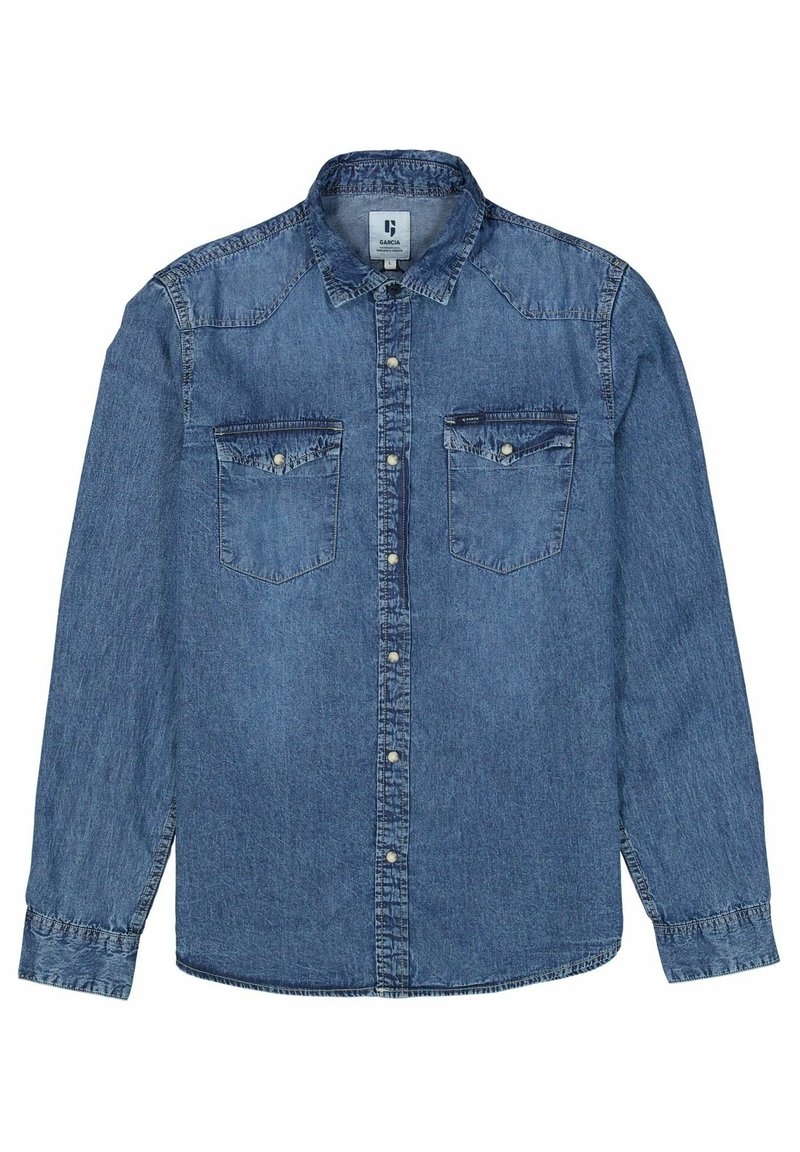 Blaues Denim-Hemd mit langen Ärmeln, einer Knopfleiste, zwei Brusttaschen und einem spitzen Kragen mit kontrastierenden Nähten.