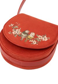 Rdeča siti torba z vezenim vzorcem dveh ptic in cvetličnimi poudarki. Ima okroglo obliko in ravno zgornjo odprtino s pasom.