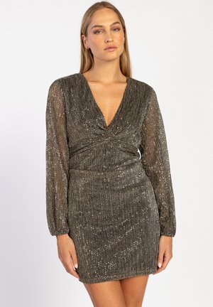 Glitterende, metallic stoffen mini-jurk met lange, doorzichtige mouwen, V-hals en geknoopte taille detail in tinten van zilver en grijs.