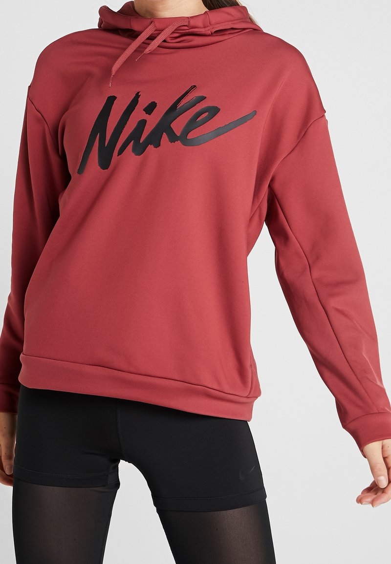 Sweat à capuche bordeaux à manches longues, capuche à cordon de serrage, et un logo Nike noir bien visible sur la poitrine. Texture lisse, coupe décontractée.