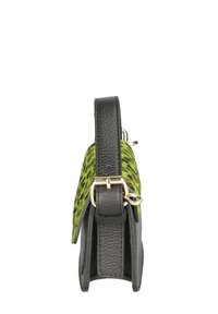Borsa a mano in pelle nera con un accento in stampa leopardata verde, caratterizzata da un design strutturato e hardware dorato sui lati e sulla tracolla.