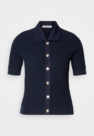 Blusa a maniche corte in maglia blu navy con un motivo testurizzato, colletto a contrasto e sei bottoni dorati lungo la parte anteriore.