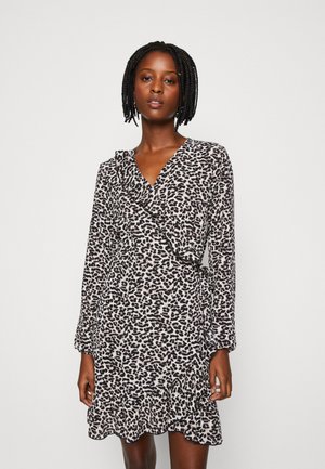 Carly L S Wrap Short Top Cloud Dancer Camo Le