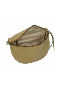 Una pochette in pelle marrone chiaro con una cerniera superiore parzialmente aperta, che rivela una fodera in tessuto beige e una tasca interna con cerniera.