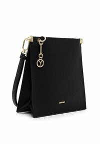 Borsa a tracolla nera in pelle con finitura testurizzata, dettagli in hardware dorato, un portachiavi decorativo e una forma rettangolare elegante.