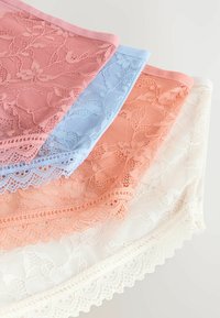 Vier stukken kantstof in roze, blauw, koraal en wit, met bloemmotieven, geschulpte randen en doorschijnende texturen.