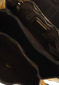 Borsa a mano in pelle nera con dettagli dorati. L'interno presenta due scomparti e un'etichetta color oro. Il tessuto testurizzato foderato all'interno.