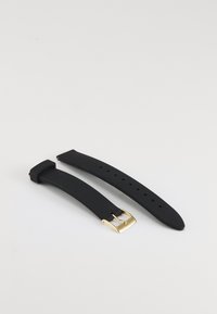 Bracelet de montre en caoutchouc noir avec une boucle en métal doré, présentant une texture lisse et plusieurs trou de réglage pour un ajustement de taille.