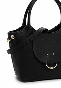 Sort læderhåndtaske med pebble-tekstur, struktureret form, top-håndtag og en klaplukning med et cirkulært metalaccent.