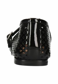 Czarna, lakierowana skórzana pantofla z plecionym wzorem, płaską podeszwą i srebrną klamrą z boku. Gładka tekstura z błyszczącym wykończeniem.