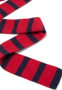 Sciarpa lavorata a maglia a righe rosse e blu marine, piatta, con una texture morbida. Presenta righe alternate bold, creando un motivo contrastante.