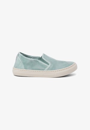Scarpa slip-on in tela azzurra con pannelli elastici sui lati, suola in gomma bianca e cuciture lungo i bordi.