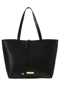 Sac cabas noir en cuir lisse. Dispose de deux longues anses, d'un design minimaliste, et d'un détail décoratif en métal doré.