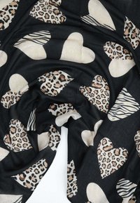 Sciarpa nera con grandi cuori color crema decorati con stampa leopardata e strisce zebra. Il materiale sembra morbido con una sottile texture.