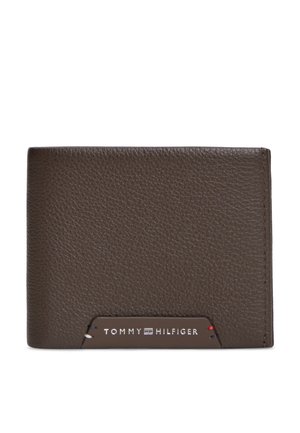 Hnedá textúrovaná kožená peňaženka s logom Tommy Hilfiger na prednej spodnej strane v strede.