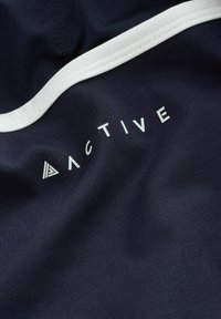 Tkanina za aktivno odijelo u tamnoplavoj boji, s teksturiranom površinom i bijelim obrubima. Riječ "ACTIVE" ispisana je bijelim slovima.