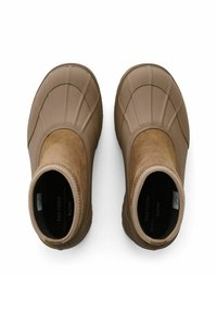 Ruske slip-on čevlje iz gumijastih in semiš materialov, z teksturiranim dizajnom, elastičnimi odprtinami in oblikovano, ukrivljeno obliko.