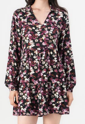 Czarna sukienka z długim rękawem w różowo-biało-fioletowy kwiatowy wzór, dekoltem w serek oraz marszczonym detalem w talii i na spódnicy.
