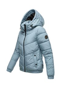 Svetlomodrá nafúknutá bunda s kapucňou, so zipsom na prednej strane, elastickými manžetami a dvoma prednými vreckami so zapínaním na gombíky. Výrazný prešívaný vzor.