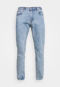 Rinjas de ganga azul claro com um design de perna reta, cinco bolsos e desbotamento sutil. Apresenta um fecho de correr e passantes para cinto.