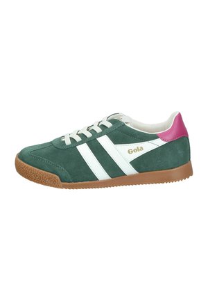 Scarpa sneakers verde in suede con strisce bianche, accentuazione rosa al tallone e suola in gomma con un motivo testurizzato. Logo Gola visibile sul lato.