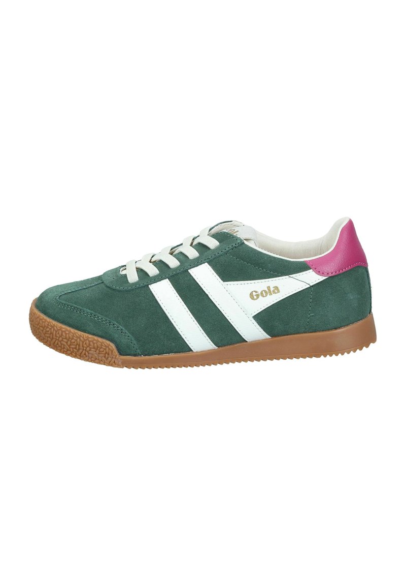 Zapatillas de ante verde con franjas blancas, acento en el talón rosa y suela de goma con un patrón texturizado. Logo de Gola visible en el lateral.