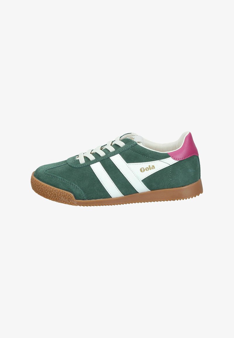Zapatillas de ante verde con franjas blancas, acento en el talón rosa y suela de goma con un patrón texturizado. Logo de Gola visible en el lateral.