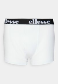 Weiße Boxer-Briefs mit einem schwarzen elastischen Bund, der das "ellesse"-Logo in Weiß zeigt. Glatte Textur und figurbetontes Design.